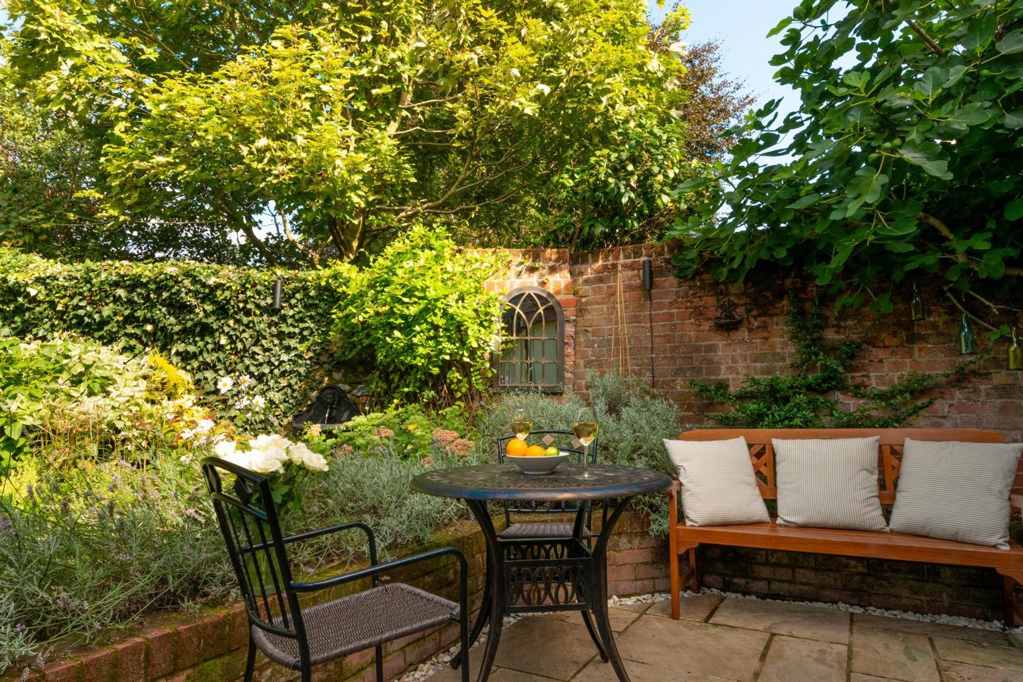 Miller Cottage A Luxury 1550'S Cottage In The Historic Centre Of Saffron Walden Exterior photo